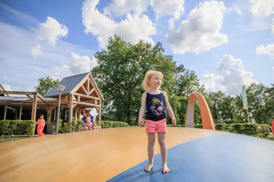 Springen airtrampoline vakantiepark kaps